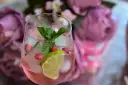 Orzeźwiający gin z różową lemoniadą, z dodatkiem limonki, mięty i truskawek, w kontraście do klasycznego gin z tonikiem.