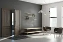 Eleganckie drzwi wewnętrzne z ościeżnicą, które mogą wpłynąć na to, ile kosztują drzwi wewnętrzne z ościeżnicą. Dwa fotele i ława w nowoczesnym wnętrzu.