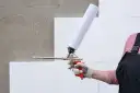 Ręka w rękawicy trzyma pistolet do pianki montażowej. Zastanawiasz się, ile schnie pianka montażowa?
