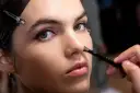 Gdzie nakładać korektor? Sekret idealnego makijażu i ukrytych cieni