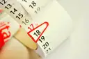 Z lokaty można wypłacić pieniądze. Kalendarz pokazuje daty, a czerwony spinacz zaznacza 18. dzień miesiąca.