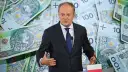 Donald Tusk na tle banknotów 100 zł. Obietnica 100 zł w 10 minut?