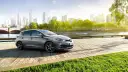 Szary Toyota Auris Hybrid na drewnianym pomoście, z miastem w tle. Jaki olej do tego modelu?