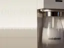 Zbliżenie na butelkę SodaStream z bąbelkami, gotową do wymiany butli.