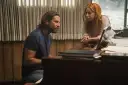 Bradley Cooper śpiewał w filmie "Narodziny gwiazdy", grając na pianinie z Lady Gagą.