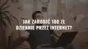 Mężczyzna rzuca pieniędzmi w powietrze, siedząc przy laptopie. Napis: "Jak zarobić 100 zł dziennie przez internet?".