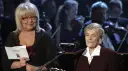 Krystyna Feldman z córką na scenie. W tle orkiestra.