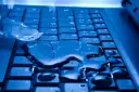 Zalany laptop? Oto co zrobić, aby uniknąć kosztownych napraw