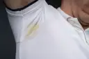 Żółte plamy pod pachami na białej bluzce polo. Dowiedz się, jak sprać żółte plamy z białej bluzki, by znów wyglądała jak nowa.