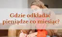 Kobieta planuje, gdzie trzymać pieniądze co miesiąc, obok niej skarbonka.