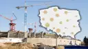 Budowa wielkiej inwestycji, na tle której widnieje mapa Polski z zaznaczonymi regionami, sugeruje ukryte przyczyny bankructwa znanej firmy deweloperskiej z dużym bankiem ziemi.