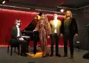 Mieczysław Kosz i Zuzanna na scenie z fortepianem.