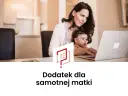 Samotna matka z dzieckiem na kolanach pracuje przy laptopie. W tle kuchnia.