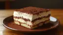 Pyszne tiramisu, warstwowe ciasto z kremem i biszkoptami, posypane kakao. Idealne na deser.