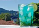 Orzeźwiający drink z blue curacao i sokiem jabłkowym na lato