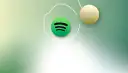 Logo Spotify i ikona karty podarunkowej na zielonym tle.