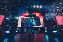 Wokalistka na scenie podczas festiwalu ekipy 2026, w otoczeniu baniek mydlanych i efektów świetlnych.