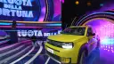 Żółty Fiat Panda wjeżdża na scenę programu "La Ruota Della Fortuna".