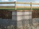 Jak głęboko fundament pod ogrodzenie? Kluczowe informacje i porady