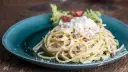 Pyszne spaghetti carbonara posypane startym serem. Szukasz, czym zastąpić ser pecorino? Ten klasyk z pewnością Cię zachwyci.