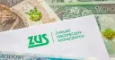 ZUS i polskie banknoty. Dokumenty związane z wypłatą świadczeń, gdy dwóch pracodawców musi zmierzyć się z kwestią zwolnienia lekarskiego.