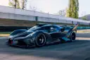 Czarny Bugatti Bolide na torze wyścigowym. Zastanawiasz się, ile kosztuje Bugatti Bolide? To marzenie wielu fanów motoryzacji.