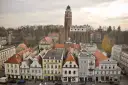 Widok na rynek i zamek w Paczkowie. Kolorowe kamieniczki i potężna wieża zamkowa tworzą niepowtarzalne paczków atrakcje.