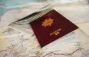 Pasport i mapa, przygotowanie do podróży.