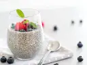 Pyszny deser chia z malinami i borówkami. Idealny przepis na zdrowe śniadanie lub przekąskę.