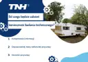 Biała przyczepa kempingowa na tle drzew, z elementami graficznymi i tekstem.