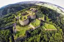 Imponujący fort na wzgórzu, otoczony lasem, to perła Dolnego Śląska. Jego fortyfikacje przypominają kształtem gwiazdę.