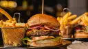 Jak zrobić idealnego burgera? Sekrety mistrza w Twojej kuchni