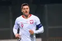 Piłkarz reprezentacji Polski Robert Lewandowski w białej koszulce z numerem 9.