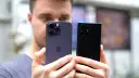 Mężczyzna porównuje iPhone'a i Samsunga, zastanawiając się, jaki smartfon do zdjęć wybrać.