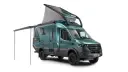 Turkusowy kamper Hymer Venture S z rozkładanym dachem i panelami słonecznymi, gotowy na przygodę.