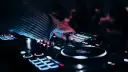 DJ przy konsoli, tworzy muzykę na weselu. Zastanawiasz się, ile zarabia dj na weselu?