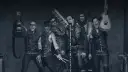 Rammstein-Bandmitglieder mit Instrumenten, schwarz-weiß.