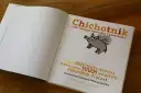 Otwarta książka "Chichotnik" z ilustracją latającej świnki, pełna autorów znanych z książek z dużą dawką humoru.