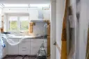 Kuchnia w trakcie remontu, zabezpieczona folią i papierem. Zastanawiasz się, ile kosztuje generalny remont mieszkania?