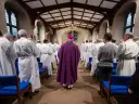 Skutki spóźnienia się na ceremonię ślubną? Jak wejść dyskretnie do kościoła? Biskup w purpurze prowadzi procesję, a wierni w białych szatach czekają.