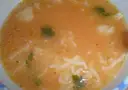 Aksamitna zupa pomidorowa na żeberkach z makaronem i natką pietruszki, pachnąca domem i ciepłem.
