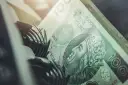 Stos banknotów 100 zł, część mechanizmu maszyny liczącej. Szybkie vivus przelewy w nocy.