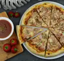Pizza Capricciosa: Skład, historia i sekrety "kapryśnej" królowej