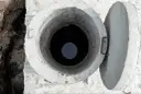Otwarty betonowy krąg szamba, widok z góry. Rozważasz, jak uszczelnić szambo betonowe od środka?