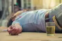 Kiedy można wezwać pogotowie do alkoholika? Kluczowe objawy i sytuacje