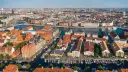 Widok z lotu ptaka na Kopenhagę, kanały pełne łodzi i promów. Idealne miejsce na wycieczkę promem do Kopenhagi.