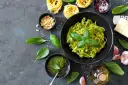 Pesto do czego? Do makaronu tagliatelle, z bazylią, orzeszkami pinii i parmezanem. Idealne na szybki obiad.