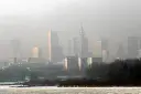 Dlaczego w Warszawie jest smog? Niska emisja, auta i pogoda