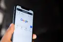 Telefon pokazuje stronę Google. Szukasz informacji, jak włączyć Google Discover?