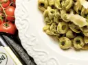 Jak podawać tortellini z pesto, aby zaskoczyć swoich gości?